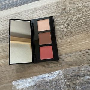 Laura Geller multitasking